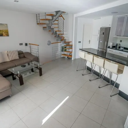 Modern Sea View Duplex With Parking And Aircon דירה