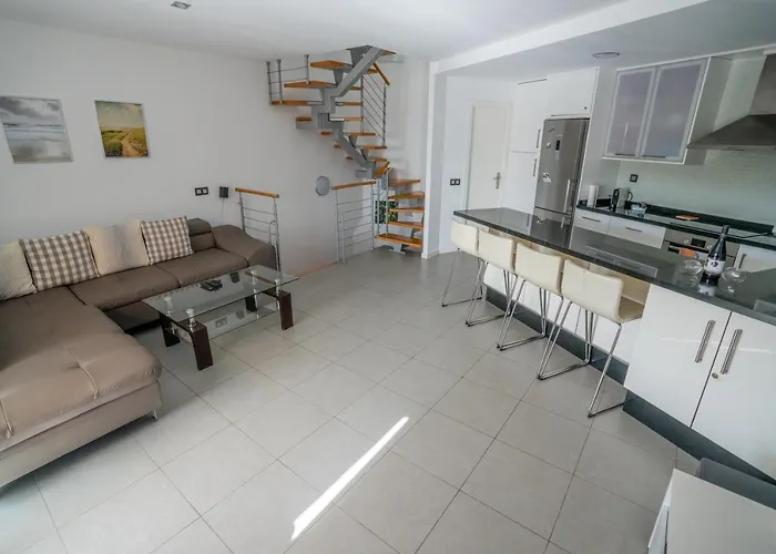 Modern Sea View Duplex With Parking And Aircon Апартаменты